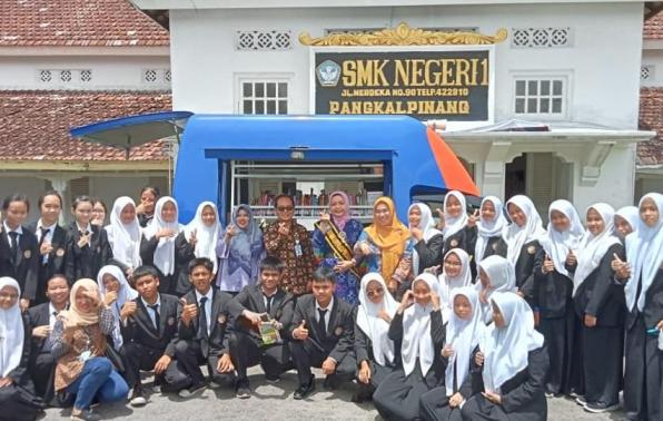 Bunda Literasi Babel bersama Kepala Sekolah dan Siswa SMKN 1 Pangkalpinang, disela giat Pusling Provinsi Babel, Kamis (1/9/2022). Bunda Literasi Babel bersama Kepala Sekolah dan Siswa SMKN 1 Pangkalpinang, disela giat Pusling Provinsi Babel, Kamis (1/9/2022).