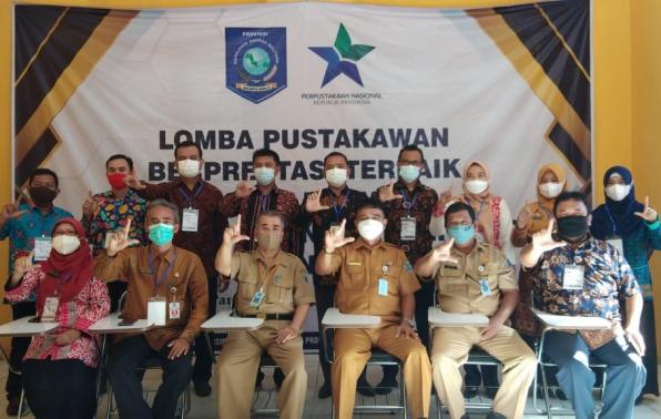 Kepala DKPUS Babel Rakhmadi foto bersama Juri dan Peserta usai membuka membuka Lomba Pustakawan Berprestasi Tingkat Provinsi Tahun 2021, Selasa (29-6-2021)