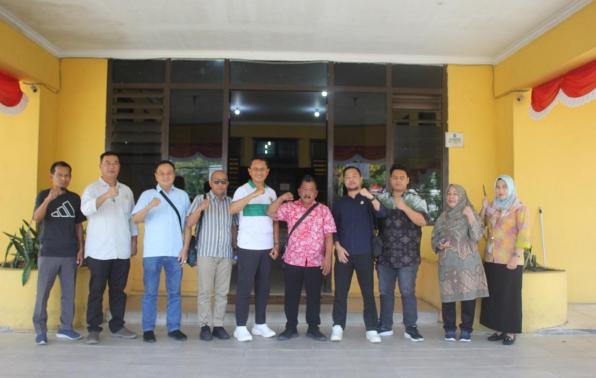 Plt Kadis DKPUS Yopi Wijaya bersama Anggota Komisi I DPRD Beltim, Jumat (8/11/2024) di Kantor DKPUS Babel..