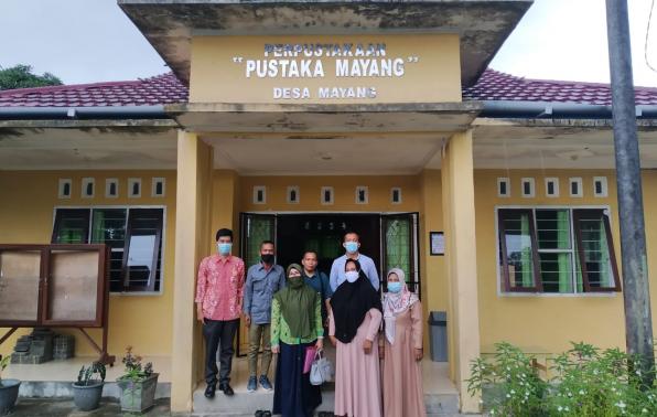 Tim Monev Bantuan Hibah Buku DKPUS Babel foto bersama dihadapan Kantor Desa Mayang, Kecamatan Kelapa Kampit, Beltim.