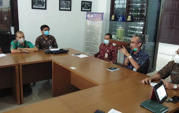 Kadis DKPUS Babel Asyraf Suryadin membuka rapat Pembentukan Tim Sinergi Program Transformasi Perpustakaan Berbasis Inklusi Sosial, Kamis (22/4/2021).