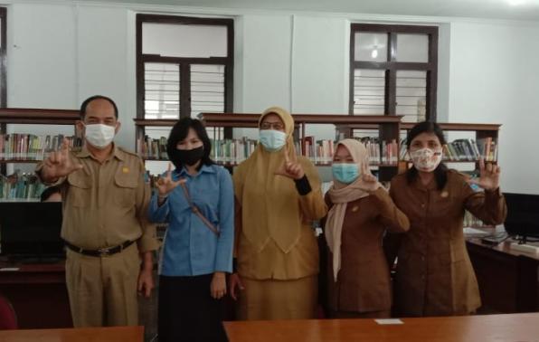 Sekdis didampingi Pustakawan DKPUS Babel foto bersama Pengelola Perpustakaan SMKN 1 Pangkalpinang.