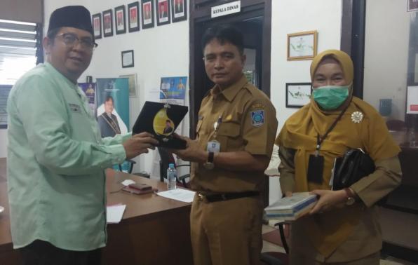 Kepala DKPUS Babel Rakhmadi menerima cinderamata dari Anggota DPD RI dapil Babel Ustad Zuhri.