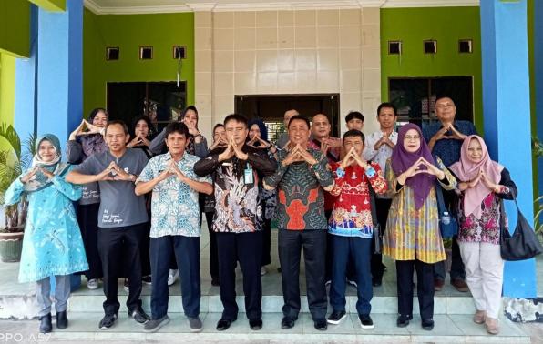 Kepala DKPUS Babel Rakhmadi didampingi Kabid Pengelolaan Arsip Daerah DKPUS Babel Doni Golput foto bersama Kepala DKPUS Kabupaten/Kota. 