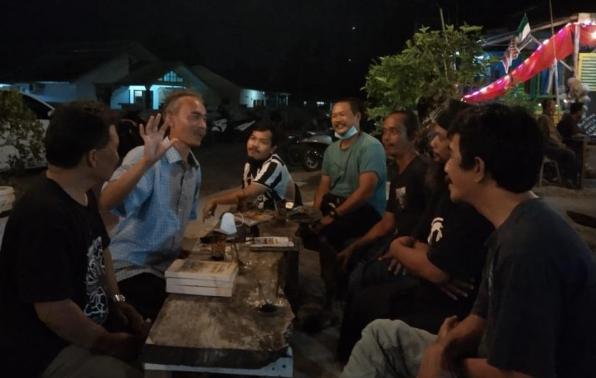 Asyraf Suryadin Kadis DKPUS Babel saat berdiskusi terkait Literasi di Babel bersama Penulis Buku dan Budayawan Belitung, Kamis (27/5/2021) malam. Asyraf Suryadin Kadis DKPUS Babel saat berdiskusi terkait Literasi di Babel bersama Penulis Buku dan Budayawan Belitung, Kamis (27/5/2021) malam.