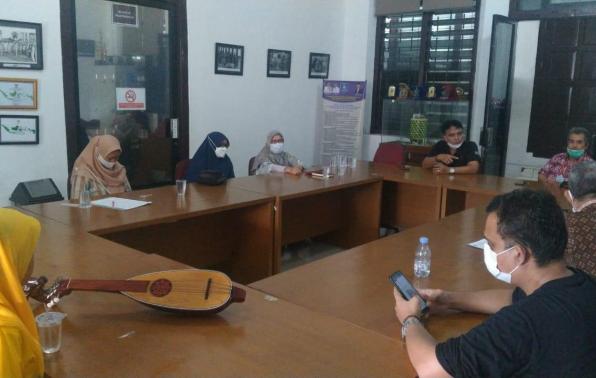 Kepala DKPUS Babel Rakhmadi memberikan pengarahan kepada Mikhaella, Tim Juri Provinsi dan Panitia Provinsi, dalam evaluasi Persiapan Lomba Bertutur Siswa SD/MI Tingkat Provinsi 2021. Kepala DKPUS Babel Rakhmadi memberikan pengarahan kepada Mikhaella, Tim Juri Provinsi dan Panitia Provinsi, dalam evaluasi Persiapan Lomba Bertutur Siswa SD/MI Tingkat Provinsi 2021.