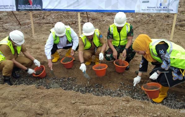  Pj Gubernur Babel didampingi Kepala DKPUS Babel, Bunda Literasi dan Forkopimda Babel meletakkan batu pertama pembangunan Gedung Fasilitasi Layanan Perpusprov Babel, Senin (25/7/2022).