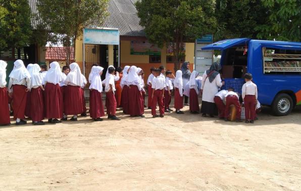 Antrian Siswa SDN 8 Merawang, Kabupaten Bangka untuk bisa mendapatkan bacaan di Pusling Provinsi Babel, Rabu (21/9/2022).