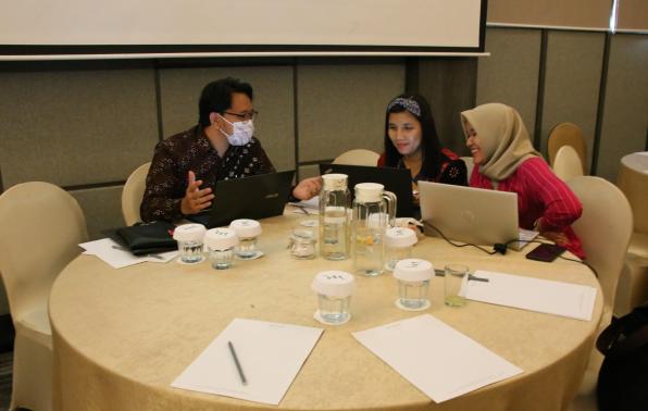 Dua Pustakawan DKPUS Babel saat mengikuti Sosialisasi Implementasi Katalog Induk Perpustakaan Indonesia di Jakarta. Dua Pustakawan DKPUS Babel saat mengikuti Sosialisasi Implementasi Katalog Induk Perpustakaan Indonesia di Jakarta.