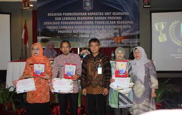 Kepala DKPUS Babel Rakhmadi bersama Kepala LKD Pemenang Lomba Pengelolaan Kearsipan LKD Tingkat Provinsi Babel 2023.