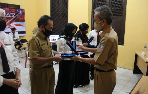 Kepala DKPUS Babel Dr Asyraf Suryadin menyerahkan hadiah kepada para Juara Lomba Pustakawan Berprestasi Terbaik Tingkat Provinsi Babel Tahun 2020.