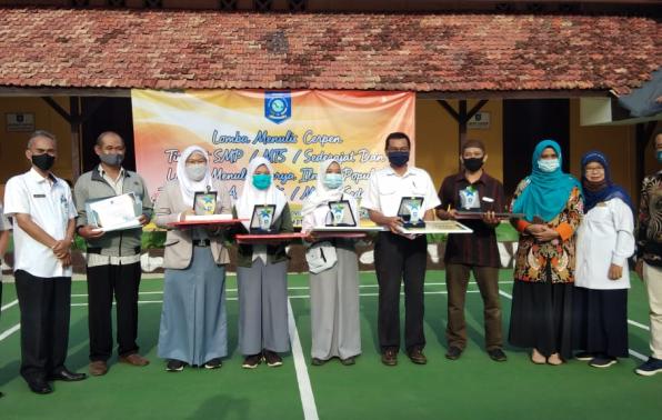 Kepala DKPUS, Pejabat Administrator, Tim Juri dan Pemenang Lomba foto bersama.