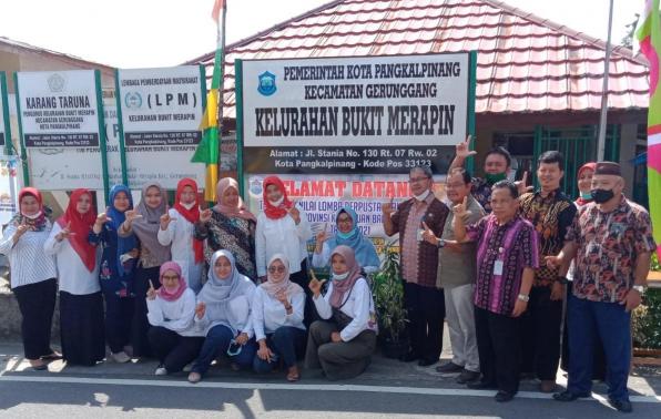 Tim Juri Lomba Perpustakaan Desa/Kelurahan Tingkat Provinsi Tahun 2021 foto bersama Kadis DPK Pangkalpinang, Lurah dan Pengelola Perpustakaan “ETIKA” Kelurahan Bukit Merapin Pangkalpinang. Tim Juri Lomba Perpustakaan Desa/Kelurahan Tingkat Provinsi Tahun 2021 foto bersama Kadis DPK Pangkalpinang, Lurah dan Pengelola Perpustakaan “ETIKA” Kelurahan Bukit Merapin Pangkalpinang.