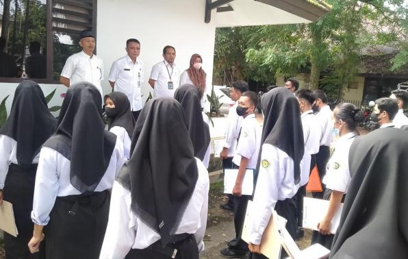 Kadis DKPUS Babel Rakhmadi menyambut kedatangan kunjungan puluhan pelajar SMKN 1 Pangkalanbaru, Babel, dalam rangka belajar bidang kearsipan di DKPUS Babel.