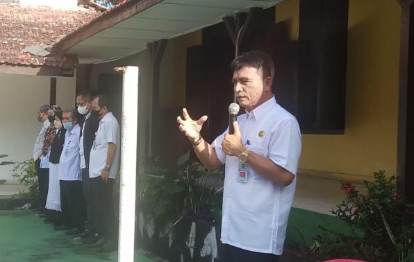 Rakhmadfi Kepala DKPUS Babel memberikan pengarahan kepada pegawai DKPUS Babel.