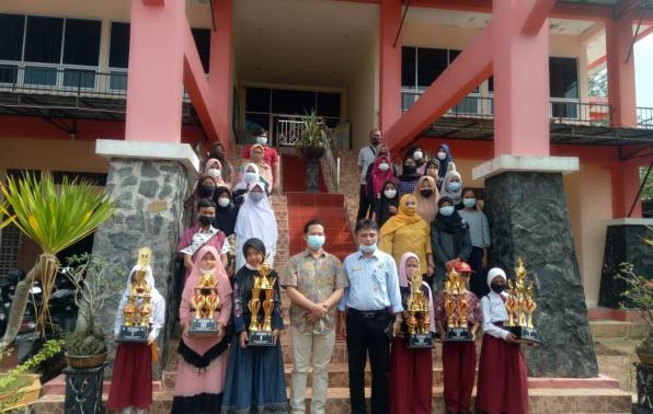 Kadis DKPUS Babel Rakhmadi foto bersama Kadis DPK Beltim Amirudin dan peserta PAUN Beltim, Sabtu (19/6/2021). Kadis DKPUS Babel Rakhmadi foto bersama Kadis DPK Beltim Amirudin dan peserta PAUN Beltim, Sabtu (19/6/2021).