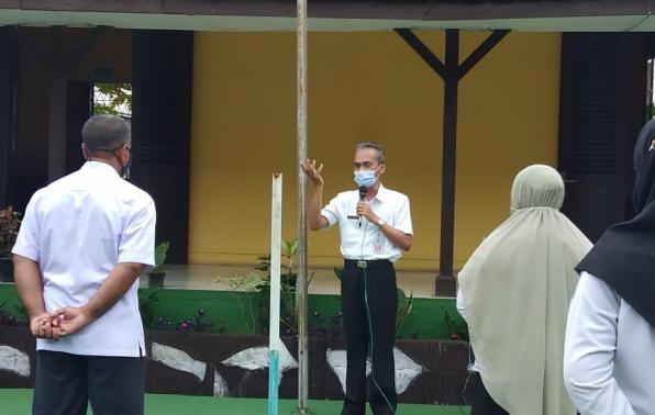 Kepala DKPUS Babel Asyraf Suryadin memberikan pengarahan dalam Apel Pagi Pegawai DKPUS Babel, Rabu 19 Mei 2021.