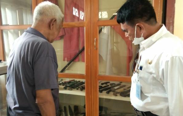 Kepala DKPUS Babel Rakhmadi melihat-lihat koleksi peninggalan Kerajaan Badau, di Museum Kerajaan Badau, Belitung.
