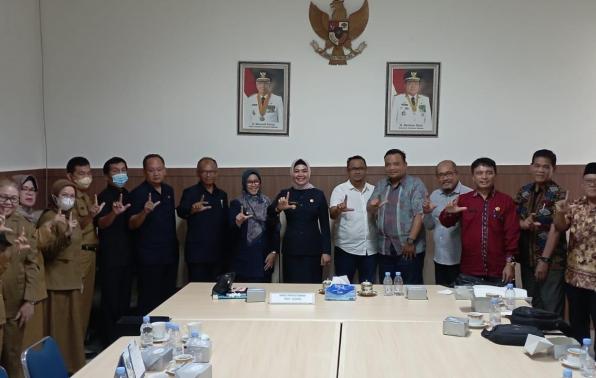 Kepala DKPUS Babel, Ketua dan Anggota Komisi I DPRD Babel foto bersama Kepala Dinas Perpustakaan Sumsel. Kepala DKPUS Babel, Ketua dan Anggota Komisi I DPRD Babel foto bersama Kepala Dinas Perpustakaan Sumsel.