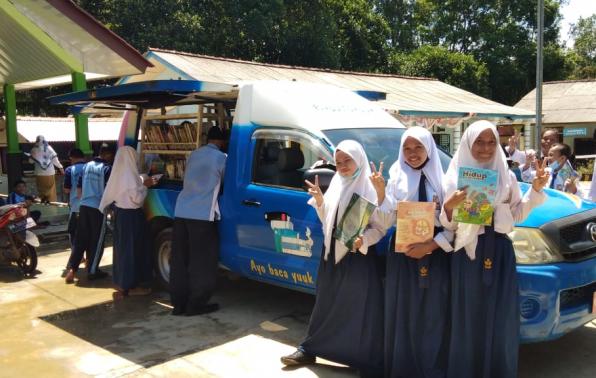 Siswa SMP PGRI Desa Kundi antusias menyambut kedatangan Pusling DKPUS Babel, Selasa (17/11/2020). Siswa SMP PGRI Desa Kundi antusias menyambut kedatangan Pusling DKPUS Babel, Selasa (17/11/2020).