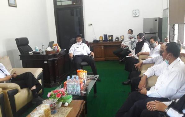 Rakhmadi Kepala DKPUS Babel saat menerima kunjungan rombongan DPK Bangka Barat di Ruang Kerja  DKPUS Babel, Rabu (9/6/2021).