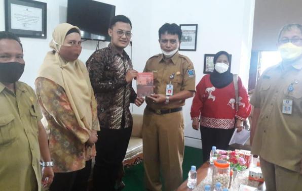 Kepala DKPUS Babel Rakhmadi memberikan kepada Tim Sekjen Kemendagri RI buku “Kisah Dibalik Nama Sebuah Kampung”  karangan Pustakawan DKPUS Babel.