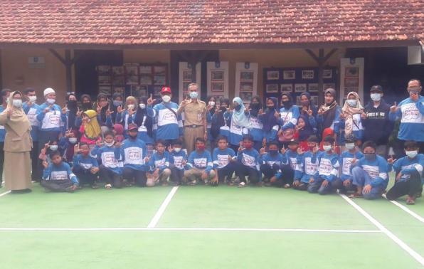 Kadis DKPUS Babel Asyraf Suryadin foto bersama Kepsek, Guru dan Puluhan Siswa SDN 17 Desa Kimak, Merawang, Bangka, Senin (31/5/2021). Kadis DKPUS Babel Asyraf Suryadin foto bersama Kepsek, Guru dan Puluhan Siswa SDN 17 Desa Kimak, Merawang, Bangka, Senin (31/5/2021).