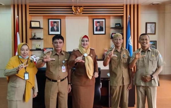 Rakhmadi Kepala DKPUS Babel didampingi Kabid Pelestarian Koleksi Nasional dan Pelestarian Naskah Kuno DKPUS Babel Dr Mirdawati foto bersama Wakil Bupati Basel Debby Vita Dewi di kerja Wakil Bupati Basel.