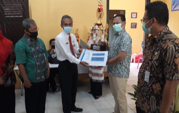 Asyraf Suryadin Kepala DKPUS Babel menyerahkan Hadiah Pemenang Lomba Pengelolaan Kearsipan Daerah Kabupaten/ Kota Tingkat Provinsi Tahun 2020 di Kantor DKPUS Provinsi Babel, Kamis (19/11/2020).