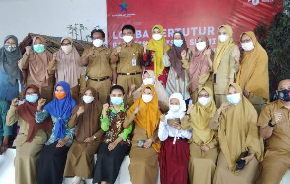 Kepala DKPUS Babel Rakhmadi, Bunda Baca Bangka Tengah Eva Algafry, Plt Kepala DKP Irwandi, Kepala Dinas Pendidikan Bangka Tengah, Pelatih, Orang Tua dan Guru, foto bersama Mikhaella wakil Babel di Lomba Bertutur Siswa SD/MI Tingkat Nasional Tahun 2021. Kepala DKPUS Babel Rakhmadi, Bunda Baca Bangka Tengah Eva Algafry, Plt Kepala DKP Irwandi, Kepala Dinas Pendidikan Bangka Tengah, Pelatih, Orang Tua dan Guru, foto bersama Mikhaella wakil Babel di Lomba Bertutur Siswa SD/MI Tingkat Nasional Tahun 2021.