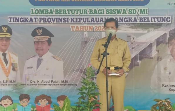 Wagub Babel Abdul Fatah saat membuka Lomba Bertutur Siswa SD/MI Tingkat Provinsi Tahun 2021 di Kantor DKPUS Babel, Selasa (13/7/2021).