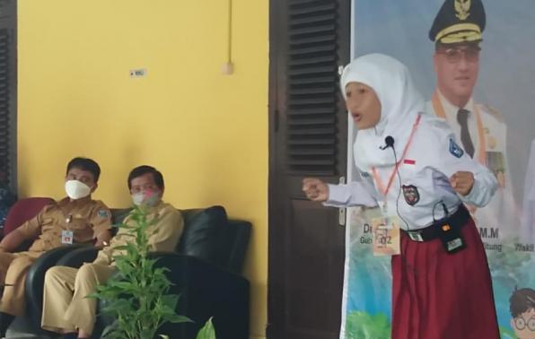 Wagub Abdul Fatah didampingi Kepala DKPUS Babel Rakhmadi turut menyaksikan penampilan peserta Lomba Bertutur Siswa SD/MI Tingkat Provinsi Babel, di Kantor DKPUS Babel, Selasa (13/7/2021).
