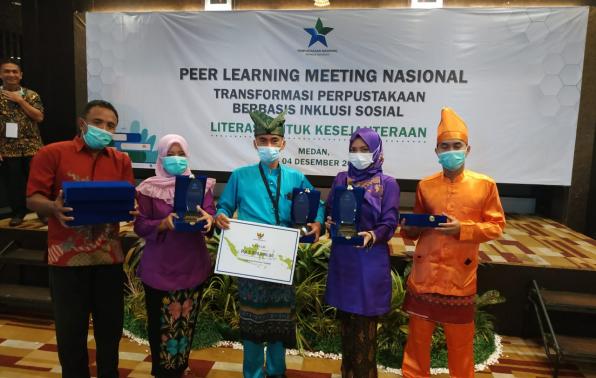 Kepala DKPUS Babel Asyraf Suryadin foto bersama peraih penghargaan Tim Sinergi Provinsi Terbaik tingkat nasional. Kepala DKPUS Babel Asyraf Suryadin foto bersama peraih penghargaan Tim Sinergi Provinsi Terbaik tingkat nasional.