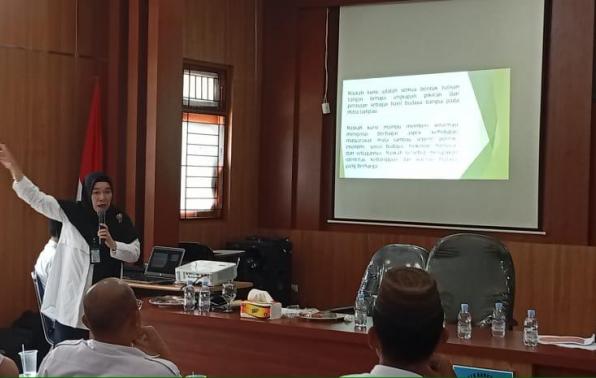 Kabid Pelestarian Koleksi Nasional dan Pelestarian Naskah Kuno DKPUS Babel Mirdayati saat menyampaikan materi dalam Sosialisasi Naskah Kuno dan Koleksi Budaya Etnis di Bangka Selatan, Rabu (21/9/2022). Kabid Pelestarian Koleksi Nasional dan Pelestarian Naskah Kuno DKPUS Babel Mirdayati saat menyampaikan materi dalam Sosialisasi Naskah Kuno dan Koleksi Budaya Etnis di Bangka Selatan, Rabu (21/9/2022).
