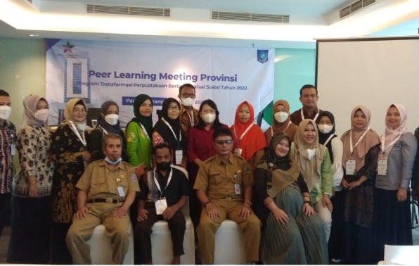 Participants of the PLM Program of the TPBIS Babel Province, take a photo with the Head of the Babel DKPUS, on the the opening ceremony, Tuesday (12/7/2022).
