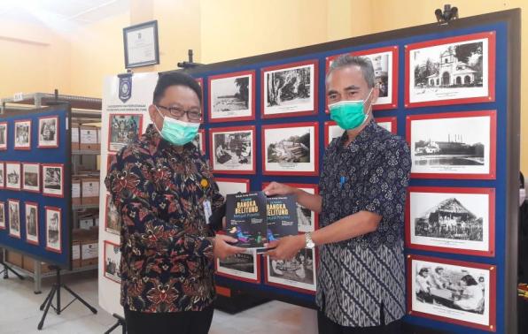 Kadis DKPUS Babel Asyraf Suryadin menyerahkan Buku Sejarah Bangka Belitung menjadi Provinsi kepada Tim Monitoring Arsip Nasional Republik Indonesia. Kadis DKPUS Babel Asyraf Suryadin menyerahkan Buku Sejarah Bangka Belitung menjadi Provinsi kepada Tim Monitoring Arsip Nasional Republik Indonesia.