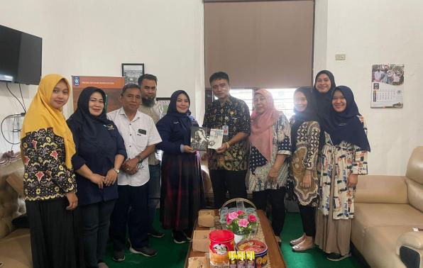 Kepala DKPUS Babel Rakhmadi saat menerima kunjungan Pengurus DPW Partai Nasdem Babel, Kamis (15/12/2022). Kepala DKPUS Babel Rakhmadi saat menerima kunjungan Pengurus DPW Partai Nasdem Babel, Kamis (15/12/2022).