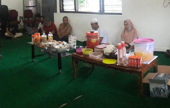 Kepala DKPUS Babel Rakhmadi saat memimpin doa memperingati Nisfu Sya'ban 1443 H, Jumat (18/3/2022).