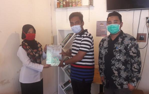 Penyerahan bantuan Buku "Pojok Baca Sekaput" kepada Pemilik Kafe Ale.