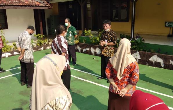 Rakhmadi Kepala DKPUS Babel saat memberikan pengarahan kepada PHL DKPUS Babel, dalam rangka evaluasi kinerja, Kamis (7/10/2021).