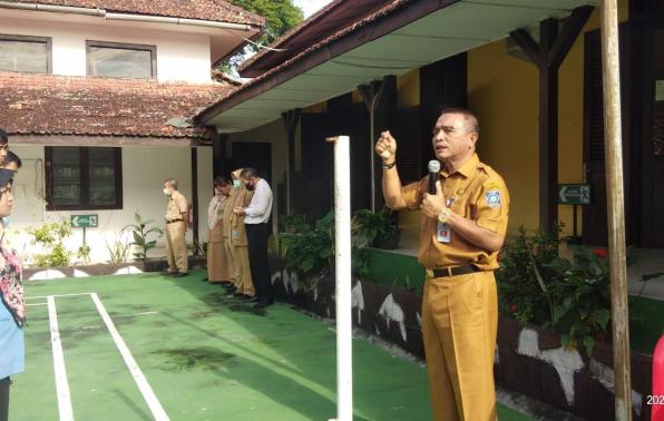 Kepala DKPUS Babel Rakhmadi saat memimpin Apel Pagi DKPUS Babel, Selasa (16/8/2022).