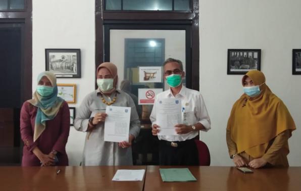 Kepala DKPUS Babel Asyraf Suryadin bersama Wakil Dekan II Fisip UBB Diana Anggraeni memperlihatkan PKS yang telah ditandatangani Senin (5/4/2021).