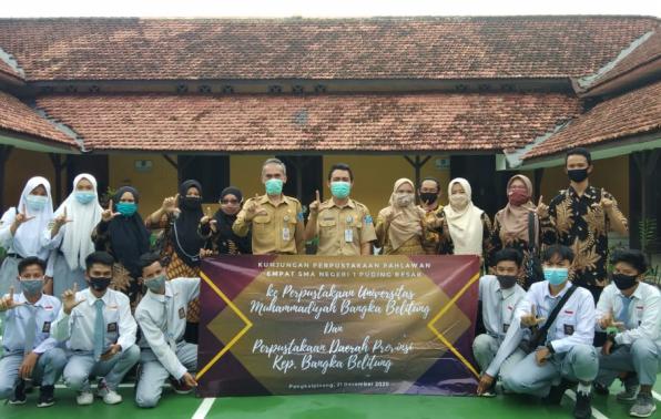 Kepala DKPUS Babel Asyraf Suryadin foto bersama siswa, Kepala Sekolah, Guru dan Pengelola Perpustakaan Pahlawan 4 SMAN Puding Besar.