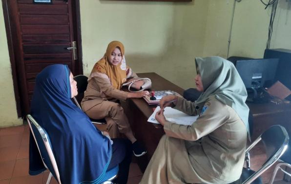  Tim Pusling yang juga Pustakawan DKPUS Provinsi Babel memberikan  pembinaan  kepustakaan bagi Pusdes Krio Panting Desa Payung, Selasa (25/10/2022).