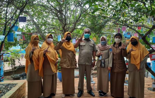 Tim Pustakawan DKPUS Babel foto bersama dikawasan Perpustakaan SMAN 4 Pangkalpinang, Senin (15/3/2021).