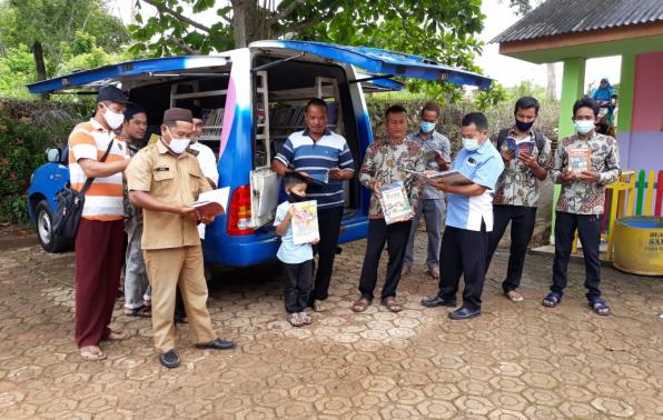 Kades dan Aparatur Desa Jelutung menyambut kedatangan Pelayanan Pusling DKPUS Babel. Kades dan Aparatur Desa Jelutung menyambut kedatangan Pelayanan Pusling DKPUS Babel.