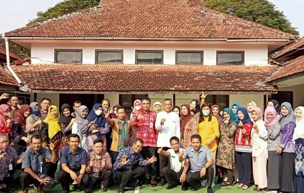 Kepala dinas dan pegawai DKPUS Babel foto bersama saat pelepasan purna tugas pegawai DKPUS dari PNS Babel, Kamis (3/11/2022). Kepala dinas dan pegawai DKPUS Babel foto bersama saat pelepasan purna tugas pegawai DKPUS dari PNS Babel, Kamis (3/11/2022).