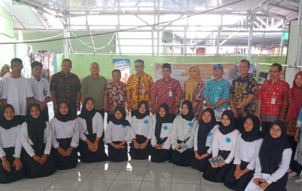  Kepala DKPUS Babel foto bersama jajaran SMAN 2 Tanjung Pandan, Belitung, Kamis (13/10/2022).