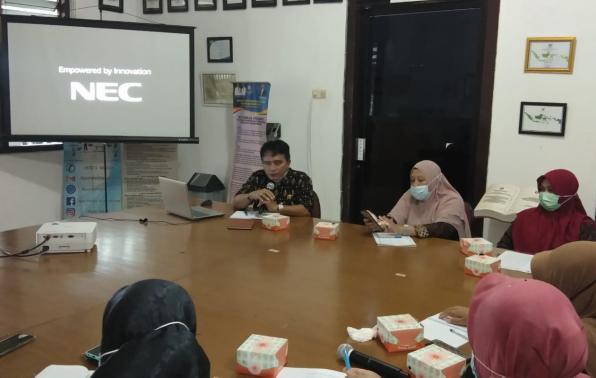 Rakhmadi Kepala DKPUS Babel memimpin Rapat Evaluasi Kinerja di Bidang Kearsipan, Kamis (7/10/2021).