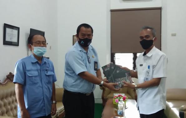 Kepala DKPUS Babel Dr Asyraf Suryadin menerima sumbangan buku karya Dirut RRI Sungailiat, Babel. Kepala DKPUS Babel Dr Asyraf Suryadin menerima sumbangan buku karya Dirut RRI Sungailiat, Babel.